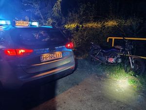 motorower i policyjny radiowóz