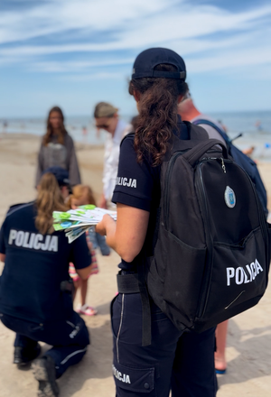 policjanci podczas akcji edukacyjnej na plaży