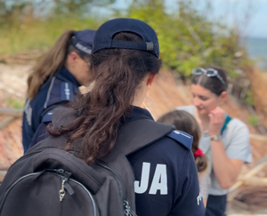 policjanci podczas akcji edukacyjnej na plaży