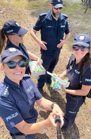 policjanci podczas akcji edukacyjnej na plaży