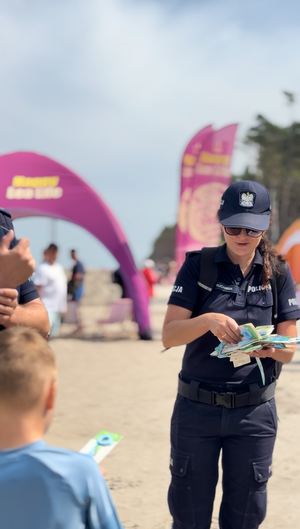 policjanci podczas akcji edukacyjnej na plaży