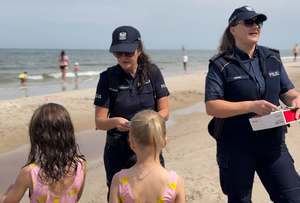 policjanci podczas akcji edukacyjnej na plaży