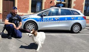 Policjant zajął się psem, który biegał po terenie dworca.
