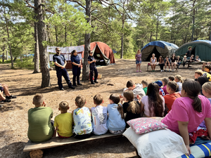 Policjanci odwiedzili obozy harcerskie w Lubiatowie