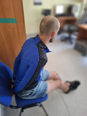 Zatrzymany sprawca kradzieży rowerów usłyszał zarzuty w sopockiej komendzie.