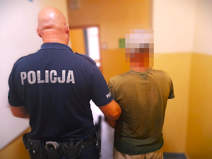 policjant z zatrzymanym