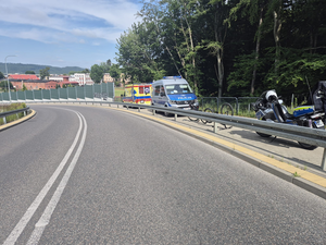 policjanci podczas zdarzenia z rowerzystą