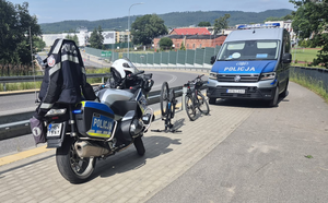 policjanci podczas zdarzenia z rowerzystą