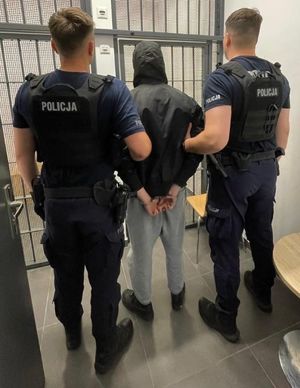 policjanci z zatrzymanymi i zabezpieczone narkotyki