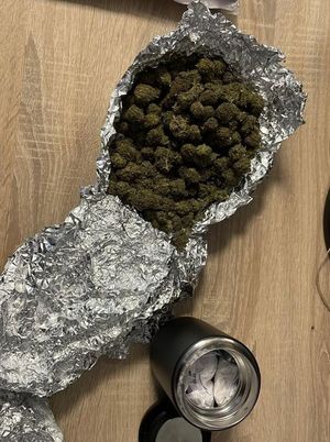 policjanci z zatrzymanymi i zabezpieczone narkotyki