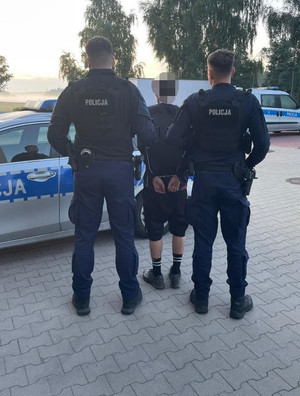 policjanci z zatrzymanymi i zabezpieczone narkotyki