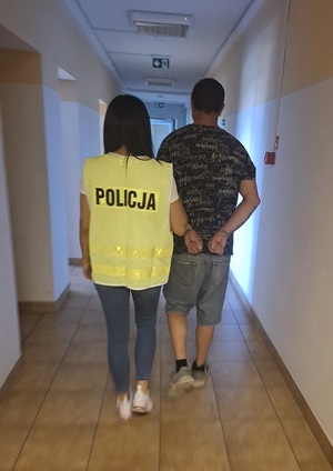 policjantka z zatrzymanym