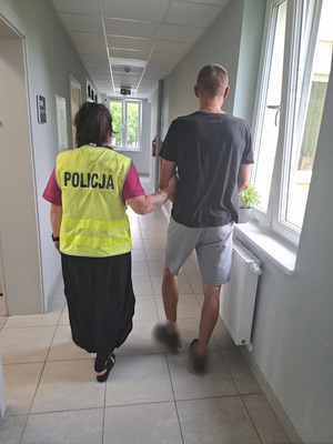 policjantka z zatrzymanym