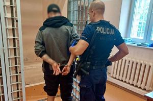 policjant z zatrzymanym