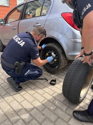 Policjanci pomagają przy awarii auta oraz podziękowania
