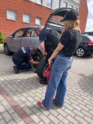 Policjanci pomagają przy awarii auta oraz podziękowania