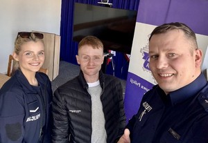 policjanci i list gratulacyjny