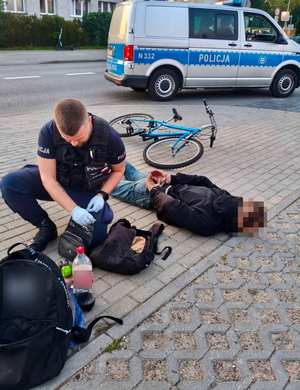 policjant z zatrzymanym i radiowóz