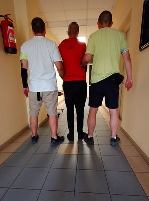 policjanci z zatrzymanymi