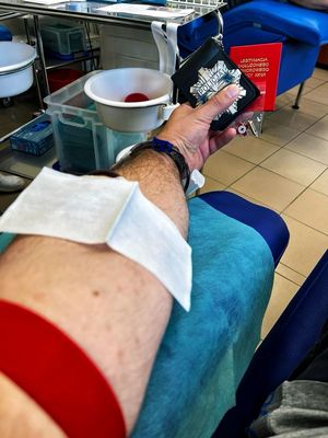 policjant podczas oddawania krwi