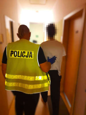 policjanci z zatrzymanym podczas czynności