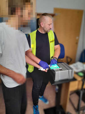 policjanci z zatrzymanym podczas czynności