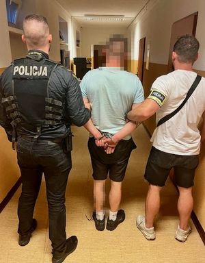 policjanci z zatrzymanym