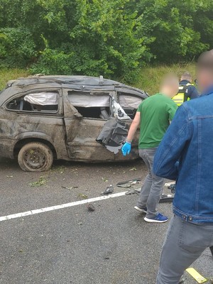 policjanci pracują na miejscu wypadku