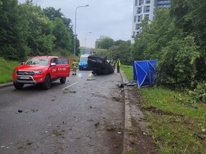 policjanci pracują na miejscu wypadku