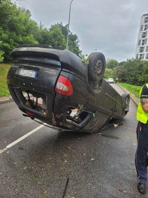 policjanci pracują na miejscu wypadku