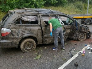 policjanci pracują na miejscu wypadku