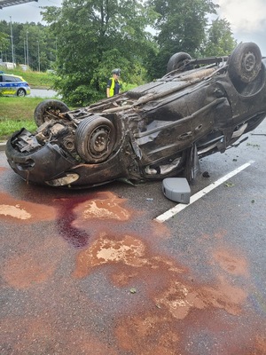 policjanci pracują na miejscu wypadku