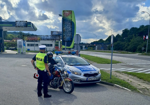 policjanci podczas kontroli motocykli