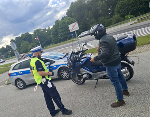 policjanci podczas kontroli motocykli