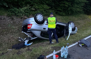 policjant pracujący na miejscu wypadku