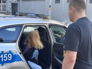 policjanci z zatrzymaną za atak na komornika