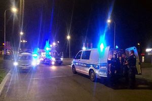 policjanci podczas zatrzymania sprawców porwania kobiety