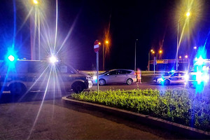 policjanci podczas zatrzymania sprawców porwania kobiety