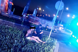 policjanci podczas zatrzymania sprawców porwania kobiety