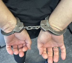ręce zatrzymanego w kajdankach