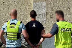 policjanci z zatrzymanym i zabezpieczone środki