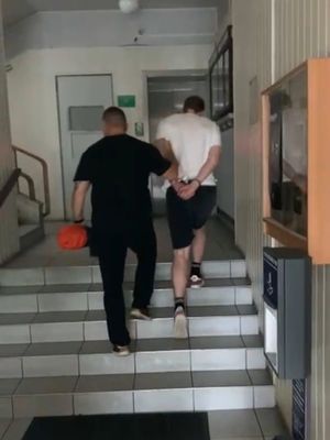 policjant z zatrzymanym