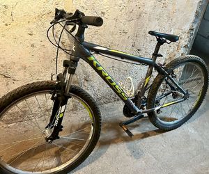 policjant z zatrzymanym i rower