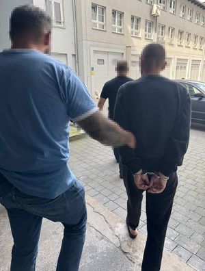 policjant z zatrzymanymi