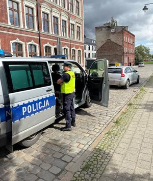 policjanci podczas kontroli drogowej