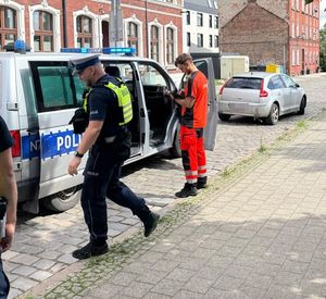 policjanci podczas kontroli drogowej