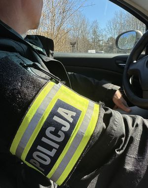policjant podczas jazdy radiowozem