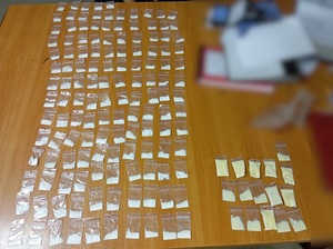 policjanci z zatrzymanym i zabezpieczone nowe substancje psychoaktywne