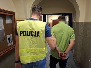 policjanci z zatrzymanym i zabezpieczone nowe substancje psychoaktywne