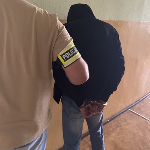 kryminalny z zatrzymanym za kradzieże